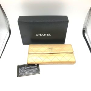 CHANEL　エナメル　マトラッセ　二つ折り財布
